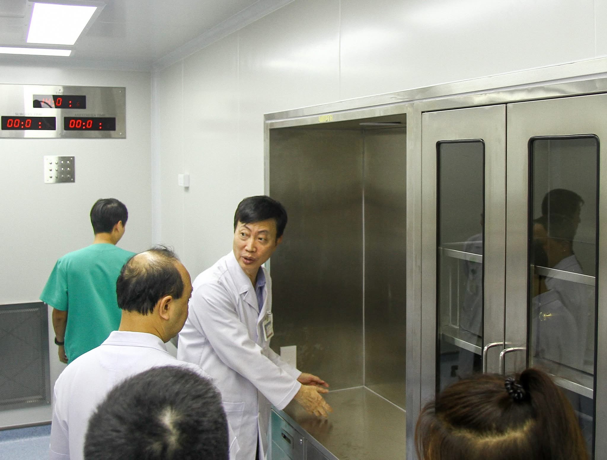 Phòng mổ được chứng nhận thử nghiệm đạt tiêu chuẩn ISO 14644-1:2015 với các thử nghiệm như: lưu lượng dòng khí đạt 48/40 lần, rỏ rỉ hệ thống lọc, nồng độ bụi, chênh lệch áp suất, nhiệt độ 20-24 oC - độ ẩm, độ ồn